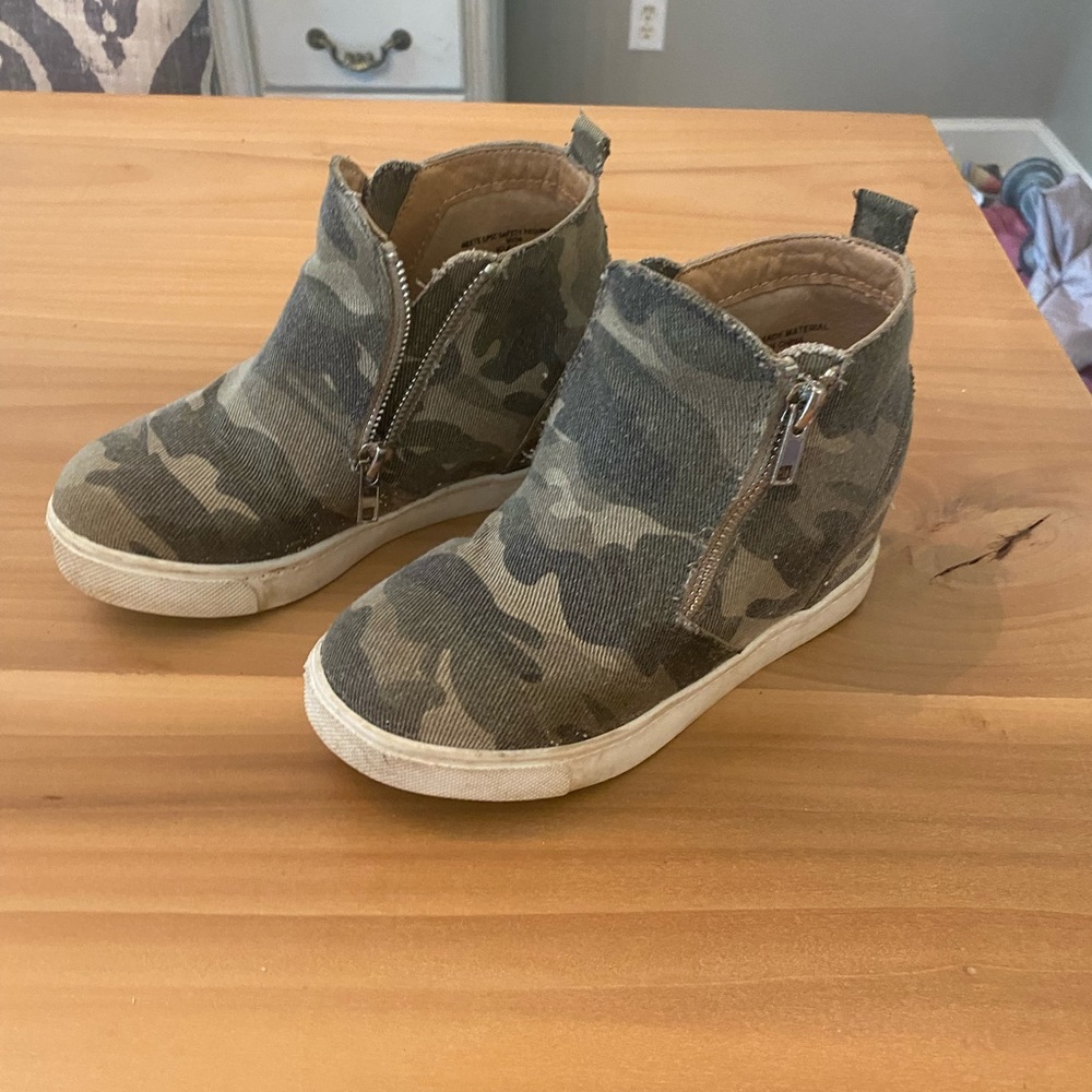 Size 1.5 youth camo sneakers